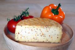 Bio Käse pikant aus Rohmilch -  mit Chilly, Paprika und Pfeffer