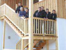 Treppenkonstruktion mit Geländer aus Holz