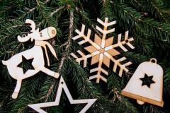 individueller Weihnachtsschmuck aus Zirbenholz