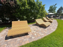 Holzliegen mit Holzfuß