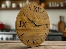 Gravierte Holzuhren